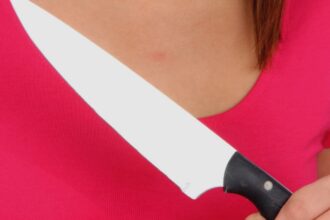 femeie imobilizata de jandarmi dupa ce a amenintat trecatorii cu un cutit in fata autogarii din bacau scene socante 68bac0971567d