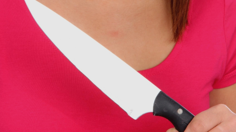 Femeie reținută de jandarmi după ce a terorizat trecătorii cu un cuțit în fața autogării din Bacău: momente de necrezut 1 femeie imobilizata de jandarmi dupa ce a amenintat trecatorii cu un cutit in fata autogarii din bacau scene socante 68bac0971567d