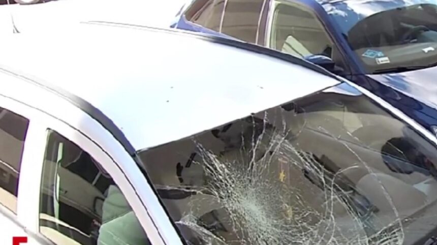 Bebeluşul de doi ani se prăbușește de la etajul patru pe un autoturism. Stăpânul mașinii declară: „Nu cer nimic.” 1 fetita de doi ani cazuta de la etajul patru pe o masina proprietarul autoturismului nu imi trebuie nimic 68d18538e40dc