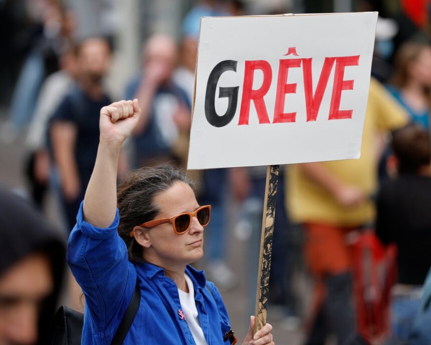 Franța se pregătește pentru o zi de proteste în mijlocul crizei politice 1 france braces for day of strikes amid political crisis 68cbba79a1ae5