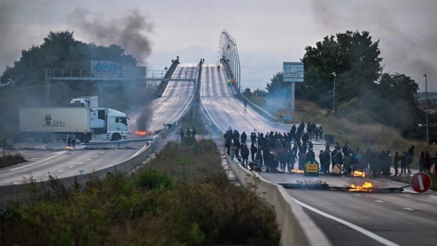 Franța în fervoare: Macron sub presiune pentru a renunța, sindicatele mobilizează oamenii pe străzi 1 franta fierbe macron e presat sa demisioneze sindicatele scot astazi oamenii in strada 68c116e195555