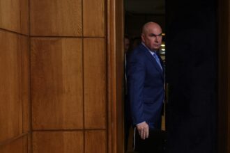 functionarii publici ies maine in strada proteste masive la usa lui bolojan 13 000 de posturi in pericol 68c68ae556881