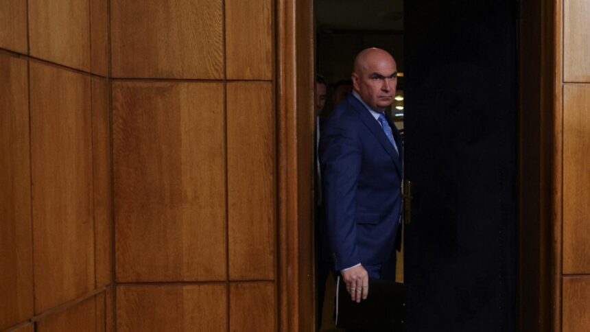 Funcționarii publici protestează mâine: mii de voci se ridică împotriva lui Bolojan, iar 13.000 de locuri de muncă sunt amenințate 1 functionarii publici ies maine in strada proteste masive la usa lui bolojan 13 000 de posturi in pericol 68c68ae556881