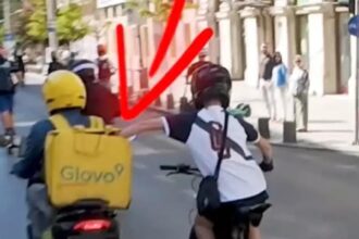 furt inedit in centrul capitalei un adolescent pe bicicleta a furat mancarea din geanta unui livrator aflat pe scuter 68d1ae341d5d0
