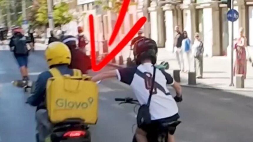 Furt surprinzător în inima Capitalei: un tânăr pe bicicletă a sustras mâncarea din rucsacul unui livrator pe scuter 1 furt inedit in centrul capitalei un adolescent pe bicicleta a furat mancarea din geanta unui livrator aflat pe scuter 68d1ae341d5d0