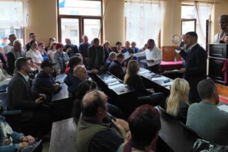 george simion in mijlocul romanilor din brad dati afara de la fabrica cer interventia premierului si a ministrului economiei 68d7a1e3c1a2b