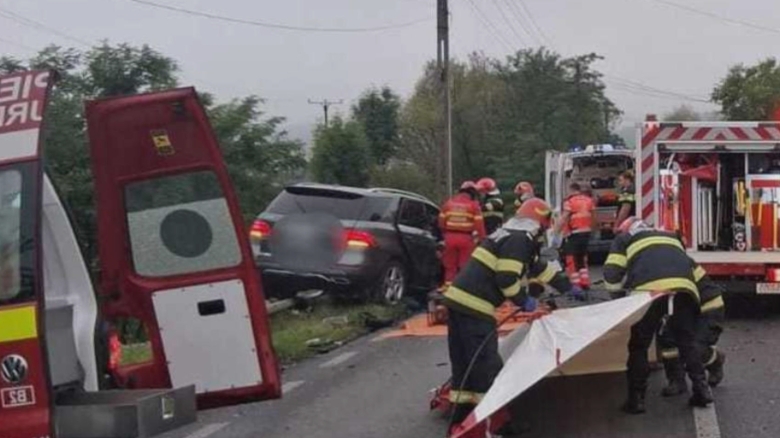 Tragedie pe DN1: Impact devastator între un autoturism și un camion, soldat cu moartea unui bărbat și rănirea unei femei 1 grav accident rutier pe dn1 intre o masina si un camion un barbat a murit iar o femeie a ajuns la spital 68b549123ebdb
