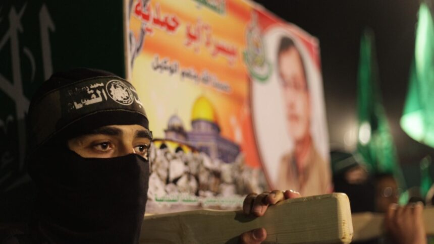 Hamas a difuzat o „imagine de despărțire” cu 47 de captivi israelieni 1 hamas a publicat o fotografie de adio cu 47 de prizonieri israelieni 68cf0ae660f65