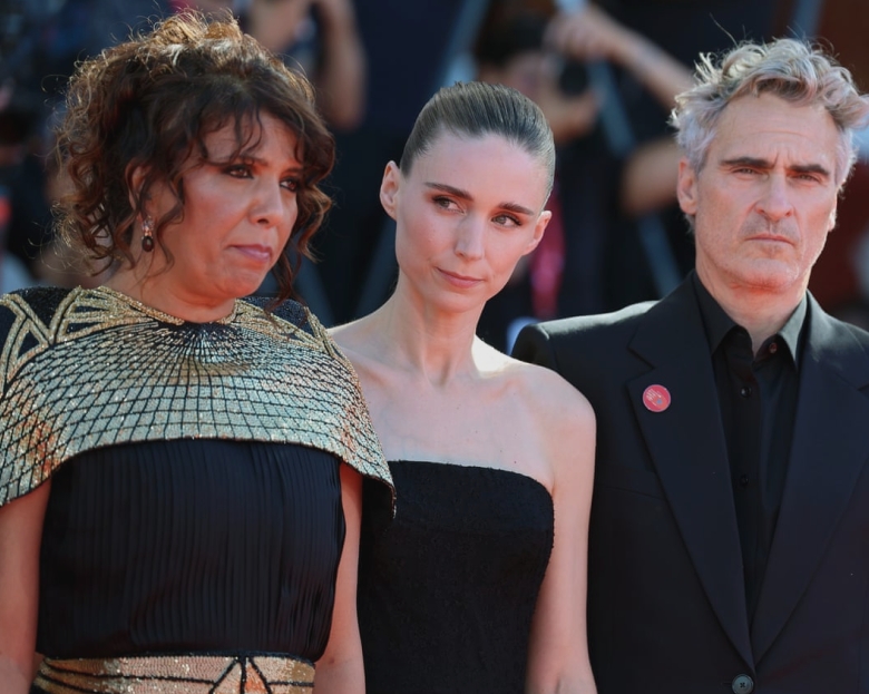 „Omenirea se confruntă cu o revelație: Festivalul de Film de la Veneția renunță la strălucire pentru a critica politica.” 1 humanity is facing a reckoning venice film festival shrugs off the glamour to take aim at politics 68bb03f8a3b40