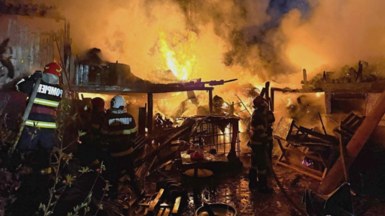 incendiu de proportii intr o locuinta din judetul botosani flacarile ameninta alte doua case 68b66eb19c5c4