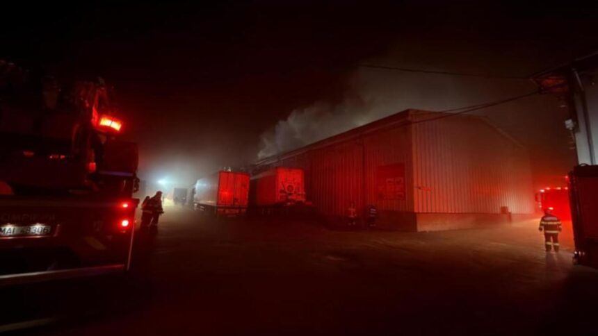 Flăcări devastatoare în Sectorul 2 al Bucureștiului: Avertizări RO-Alert pentru locuitori, 14 echipe de intervenție mobilizate 1 incendiu masiv in sectorul 2 din bucuresti populatia avertizata prin mesaj ro alert 14 autospeciale au ajuns la fata locului foto video 68d2e95ba694e