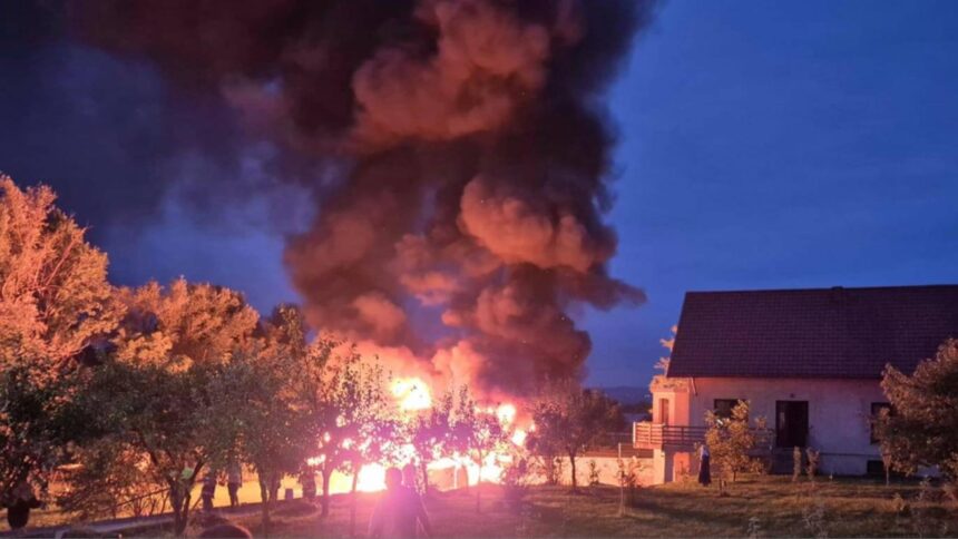Flăcări devastatoare în Suceava: Intervenția eroică a pompierilor cu multiple autospeciale 1 incendiu puternic in judetul suceava pompierii au intervenit cu mai multe autospeciale 68d447e59f56f
