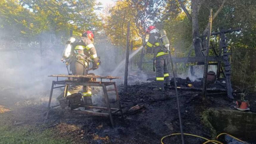 Flăcări devastatoare la o cabană în Parâng. Pompierii au străbătut pe jos terenul inaccesibil autospecialelor 1 incendiu puternic la o cabana din parang pompierii au mers pe jos pentru ca nu se poate ajunge cu autospecialele 68d18bb85f7b6