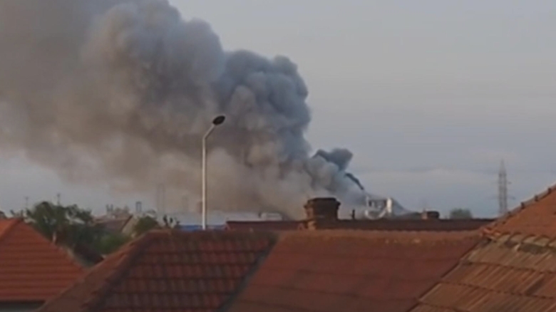 Flăcări devastatoare la fabrica Kronospan din Sebeș: explozii puternice și două victime - Activarea Planului Roșu de Intervenție 1 incendiu violent la fabrica de prelucrare a lemnului kronospan sebes mai multe explozii doua persoane ranite planul rosu de interventie activat 68b52e8301270