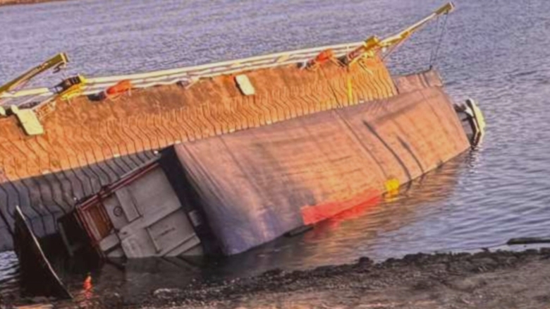 Accident pe ape: Bacul plin cu floarea-soarelui s-a prăbușit în Dunăre, la Brăila 1 incident naval la braila un bac incarcat cu floarea soarelui s a scufundat in dunare 68b89d2bd06d6