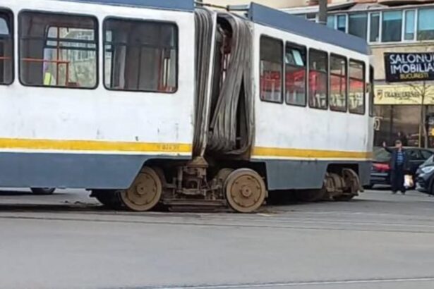incident socant in bucuresti un tramvai a deraiat si s a produs un incendiu dupa ce o trotineta electrica ar fi fost aruncata intentionat pe sine video 68bfe04984a9e