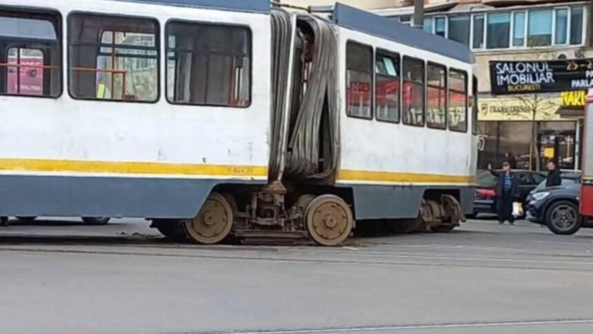 Accident surprinzător în București: un tramvai a deraiat și a izbucnit un incendiu după ce o trotinetă electrică a fost aruncată deliberat pe șine 1 incident socant in bucuresti un tramvai a deraiat si s a produs un incendiu dupa ce o trotineta electrica ar fi fost aruncata intentionat pe sine video 68bfe04984a9e
