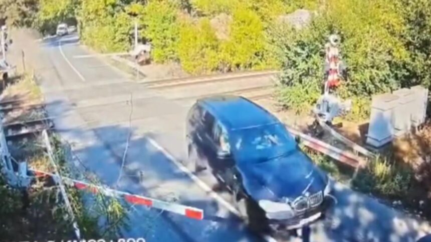 Neatenție la calea ferată din Pasărea: cinci răniți după ce un șofer grăbit a provocat un accident 1 inconstienta la trecerea de cale ferata din pasarea cinci persoane au ajuns la spital din cauza unui sofer grabit 68c04ce432b2e