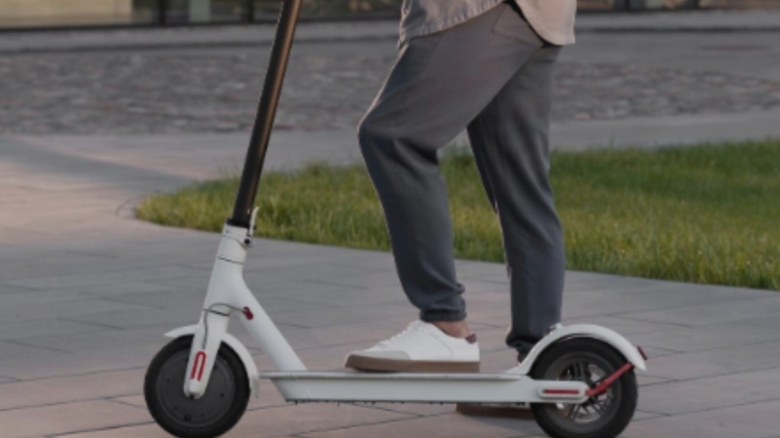 Nebunie sau intenție bine gândită? O femeie surprinsă în flagrant tăind frânele unei trotinete electrice 1 inconstienta sau premeditare femeie surprinsa in timp ce taia franele unei trotinete electrice video 68baf62a29e96