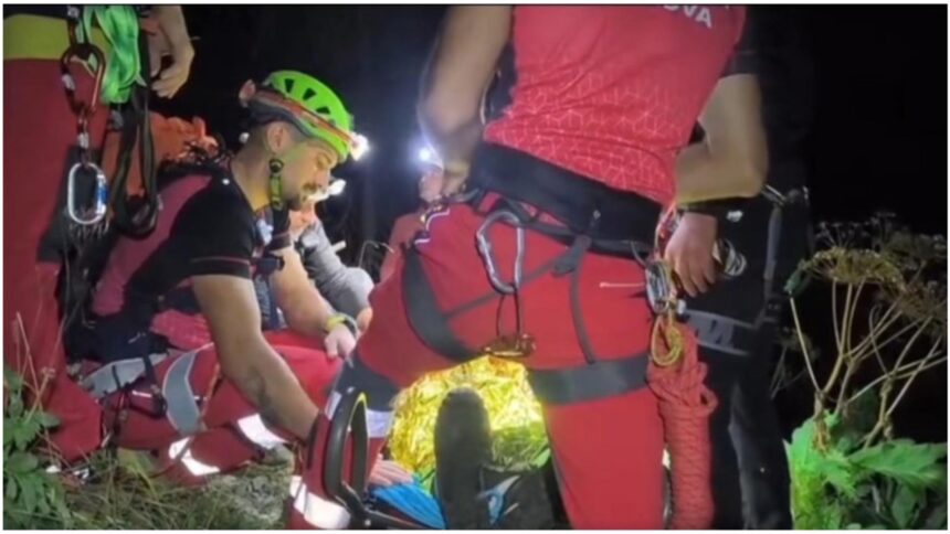 Salvamontiștii din Prahova, în acțiune eroică: Un turist din București, grav rănit după o cădere de 30 de metri pe Valea Cerbului 1 interventie dificila a salvamontistilor din prahova turist din bucuresti grav ranit dupa ce a cazut 30 de metri pe valea cerbului video 68bd4f414118a