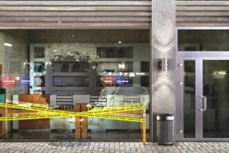 jaf in plina zi hoti mascati au spart vitrina cu barosul si au fugit pe trotinete electrice cu ceasuri in valoare de zeci de mii de euro video 68dbc480af495