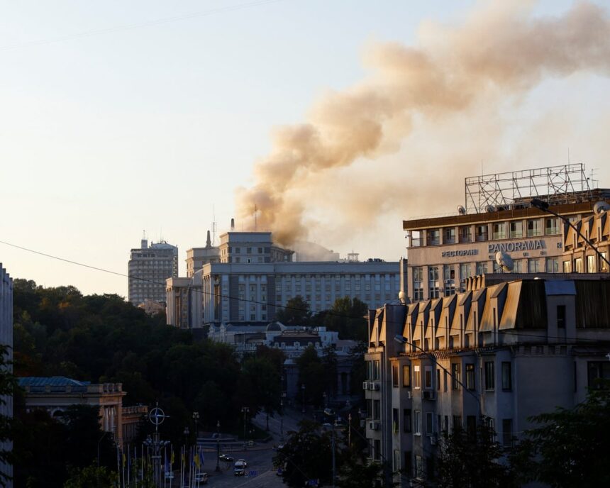 Cel mai devastator atac aerian rus din război incendiază clădirea guvernului ucrainean și ia viața a trei persoane, printre care un copil 1 largest russian air attack of war sets fire to ukrainian cabinet building and kills three including child 68bd3cda21432