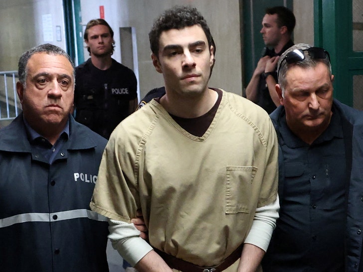 Luigi Mangione își celebrează victoria după retragerea acuzațiilor de terorism 1 luigi mangione scores victory as terrorism charges dropped 68c96e6519362