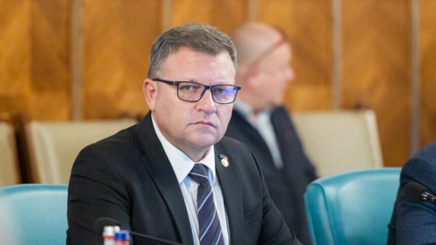 Marius Budăi descoperă trucul lui Ilie Bolojan pentru un deficit bugetar mai atractiv pe hârtie 1 marius budai ii da de gol pe ilie bolojan ce artificiu ar fi folosit ca sa i iasa un deficit bugetar mai mic care s dea bine pe hartie 68dbb55463564