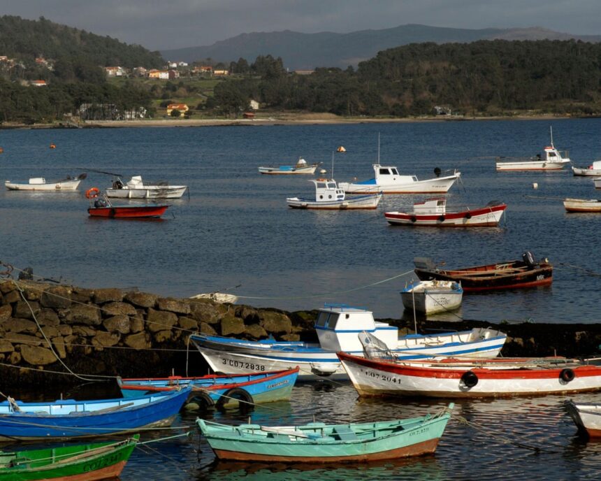 Bărbați în haine ude, pretinzând că sunt pelerini pe Camino, arestați într-un caz suspect de trafic cu submarine narco 1 men in wet clothes claiming to be camino pilgrims arrested over alleged narco sub plot 68dbcf3812a62