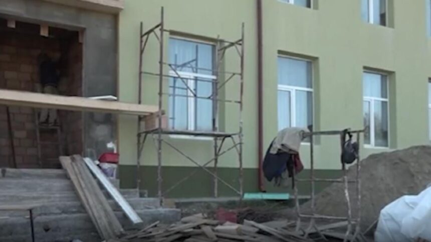 Mii de elevi continuă să frecventeze școli cu toalete în aer liber: o realitate inacceptabilă în România anului 2025 1 mii de elevi inca merg la scoli cu toaletele in curte situatie revoltatoare in romania anului 2025 68c7e5b4e0117