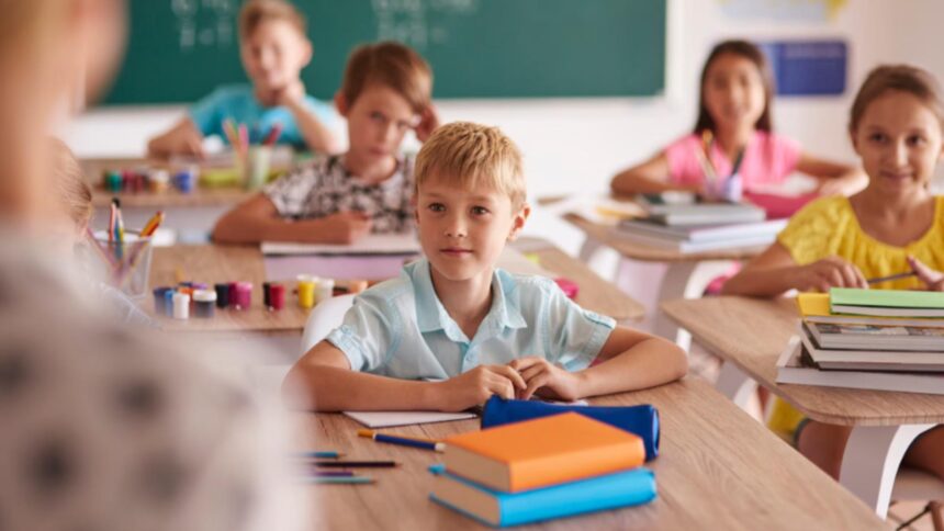 Ministerul Educației respinge protestele cadrelor didactice: „Activitatea școlară decurge fără probleme în majoritatea unităților de învățământ.” 1 ministerul educatiei ii contrazice pe profesorii iesiti in strada cursurile se desfasoara normal in majoritatea scolilor din tara 68c06c10cbbca