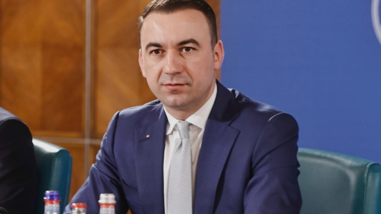 Ministrul Energiei contribuie cu 20% din venitul său și îi îndeamnă pe colegi să facă același lucru: „Austeritatea nu trebuie să afecteze doar cetățenii.” 1 ministrul energiei doneaza 20 din salariu si le cere colegilor sai sa ii urmeze exemplul nu pot pune austeritatea doar pe spatele oamenilor 68b6036977222