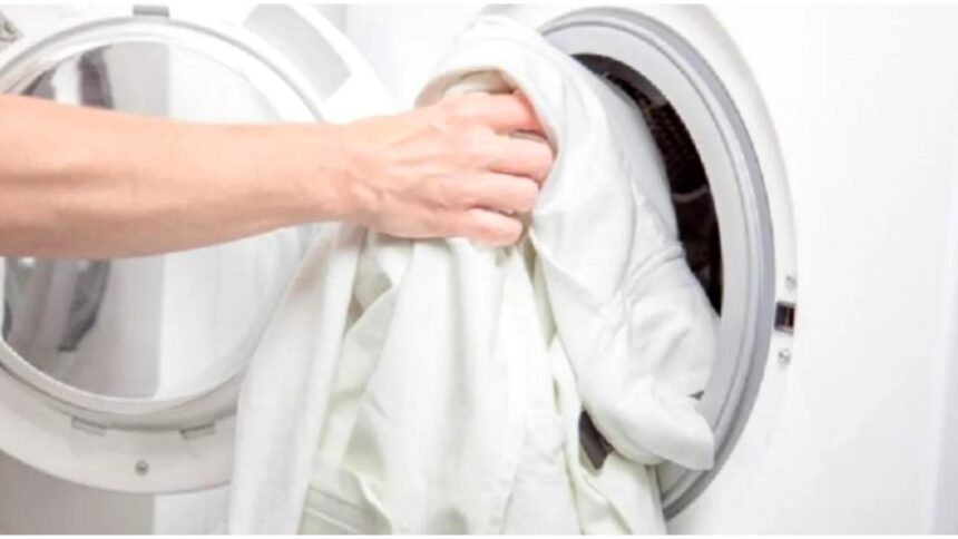 De ce îmbrăcămintea albă își pierde strălucirea: o capcană frecvent întâlnită în rândul românilor 1 motivul pentru care hainele albe devin gri greseala pe care foarte multi romani o fac 68d3db2ece3a3