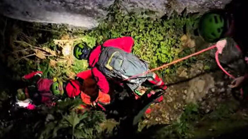 Salvarea spectaculoasă a unui turist francez în Munții Bucegi, după o luptă de peste 6 ore cu pericolul 1 muntii bucegi scena de interventie extrema un turist francez salvat dupa mai bine de 6 ore de cosmar 68ccfa60d5347