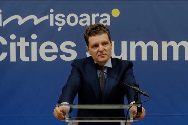 nicusor dan discurs plin de gafe la timisoara invatamfuram unii de la altii seful statului a lasat impresia ca nu si gaseste cuvintele video 68dbae30ec552