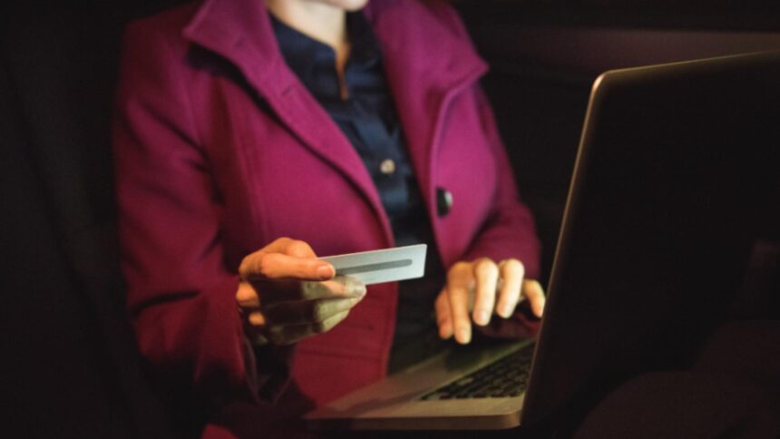 Atenție, români! O nouă metodă online amenință fondurile de pe cardurile voastre. DNSC emite un avertisment pentru cei care cumpără pe internet 1 noua schema online care goleste cardurile romanilor dnsc ii avertizeaza pe romanii care fac cumparaturi online 68d6be976d993