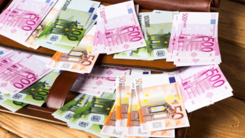 O femeie din Timiș a căzut victimă unui jaf de 50.000 de euro, trădată de prietena care a orchestrat totul pentru a o păcăli 1 o femeie din timis a fost jefuita de 50 000 de euro prietena ei le a dat pontul hotilor si a momit o in oras ca sa nu fie nimeni acasa 68d7a6f37551f