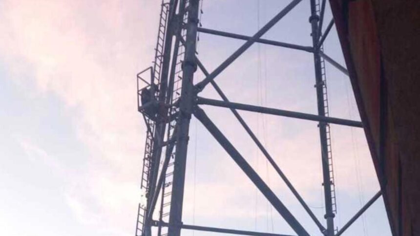 O persoană a escaladat un stâlp al telegondolei din Piatra Neamț, iar pompierii au intervenit în regim de urgență 1 o persoana s a urcat pe un stalp al telegondolei din piatra neamt misiune contracronometru a pompierilor 68c109834a738