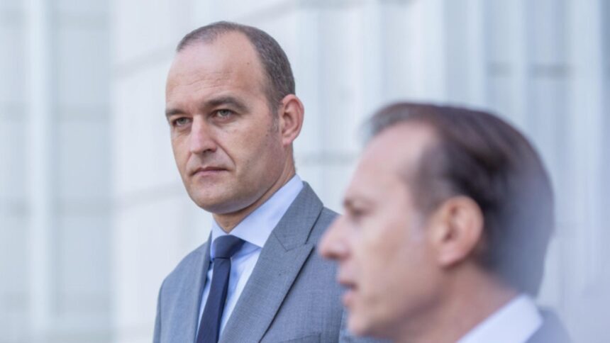 Cîțu își atacă omul de încredere, pe Boloș, după incidentul cu „organul genital” al lui Ciolacu: „Un individ lipsit de forță, mai interesat de funcție decât de principii.” 1 omul lui citu il face praf pe bolos dupa episodul cu organul genital al lui ciolacu un om slab i a placut mai mult functia 68c153e14b666