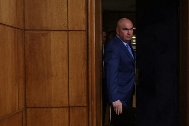 ora 1800 sedinta cruciala a coalitiei bolojan discuta cu mandatul pe masa disponibilizarea a 13 000 de bugetari 68c17b351e94d