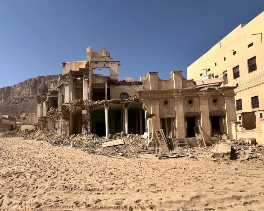 „Alte națiuni ar fi protejat-o”: yemenitii își plâng distrugerea palatelor istorice din chirpici 1 other countries would have preserved it yemenis mourn the demolition of historic mud brick palaces 68d22b6177860