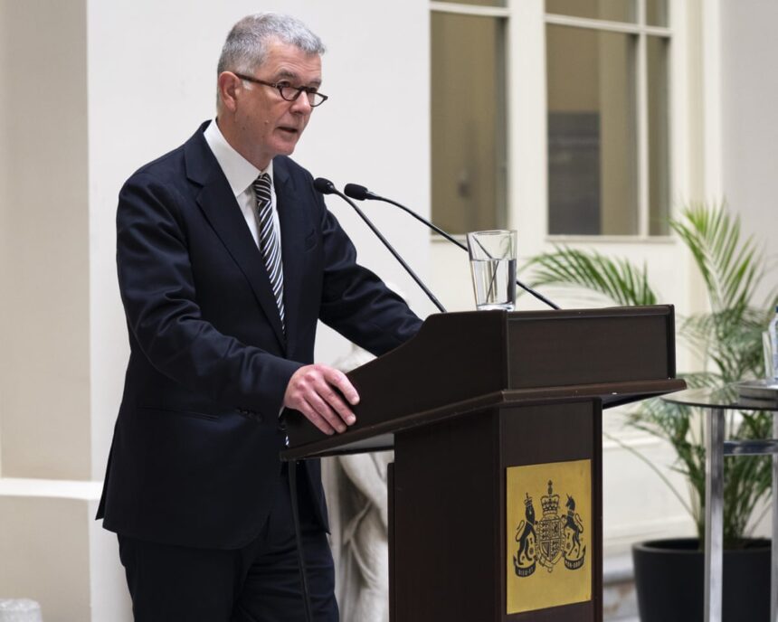 Fostul șef al MI6 afirmă că Putin a subestimat provocările din Ucraina 1 outgoing mi6 chief says putin has bitten off more than he can chew in ukraine 68cd511d8faf7