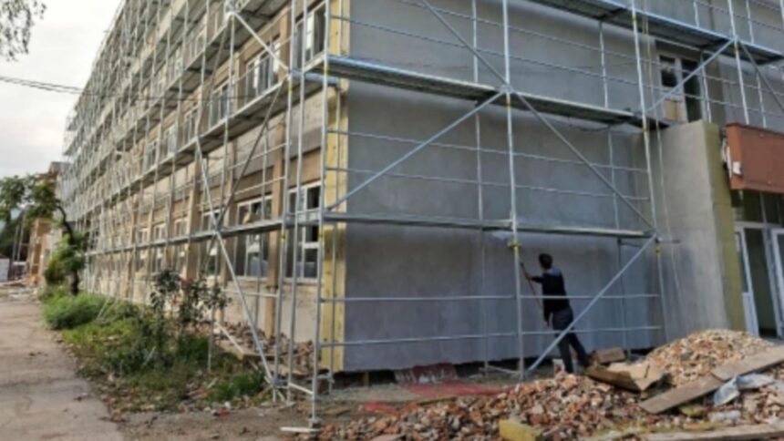 Părinții sunt solicitați să renoveze pe cheltuiala lor sălile de clasă ale unei școli din Arad, în ciuda fondurilor disponibile prin PNRR 1 parintii chemati sa zugraveasca pe banii lor clasele unei scoli din arad desi reabilitarea este finantata prin pnrr 68caabdccbf30