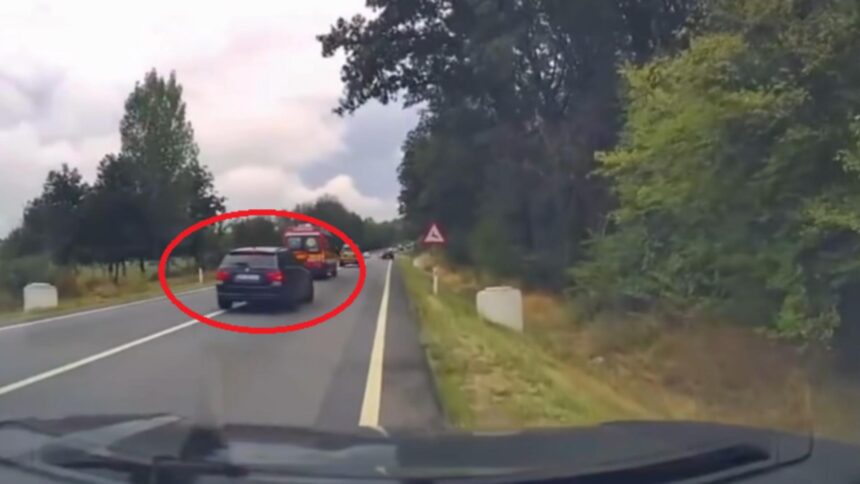 Alertă pe drumurile din Bihor! Șoferi surprinși conducând imprudent în urma unei ambulanțe: poliția a fost informată 1 pericol pe soselele din bihor soferi filmati circuland periculos in spatele unei ambulante a fost sesizata politia video 68c12dae27628