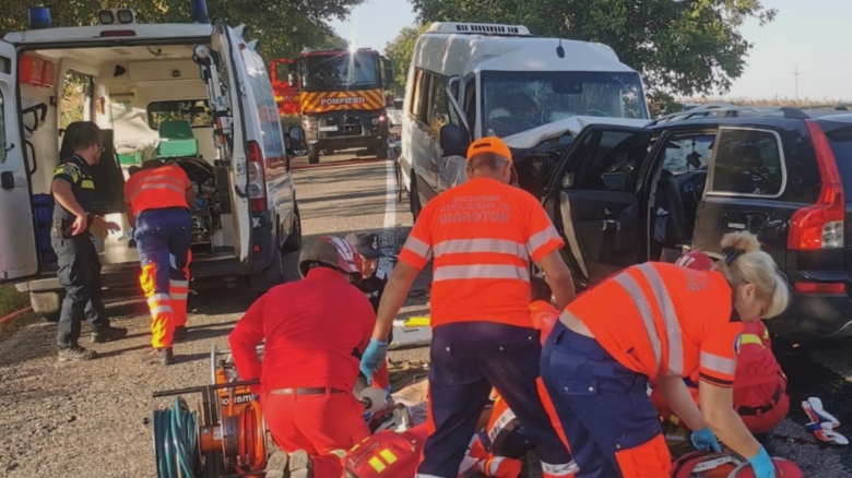 Intervenție de urgență în Botoșani: accident grav între un autocar și o mașină, 15 persoane afectate, 4 dintre ele blocate în vehicul 1 plan rosu de interventie dupa un accident intre un autocar si un autoturism in judetul botosani sunt implicate 15 persoane 4 sunt incarcerate 68b7d59f53e87