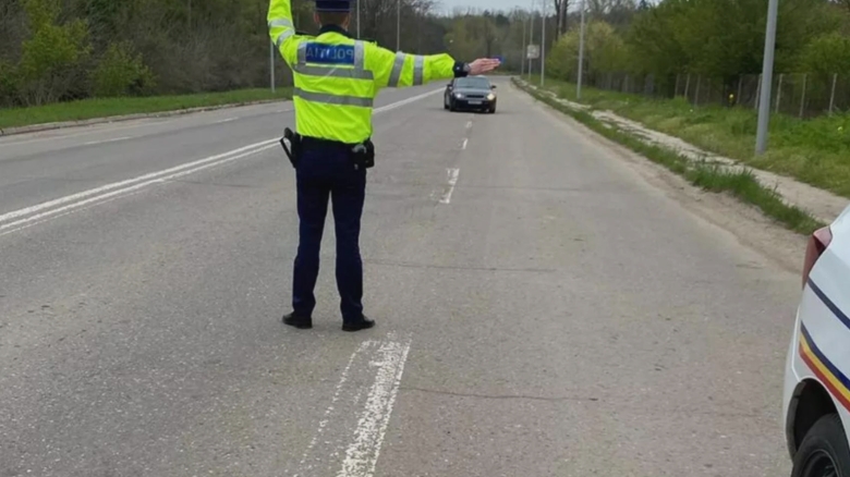 Agent de circulație lovit în Eforie Nord de un șofer imprudent, care a avut tupeul să-l acuze de ebrietate 1 politist care dirija traficul in eforie nord accidentat de un sofer indisciplinat halucinant barbatul a sunat la 112 si a spus ca agentul ar fi fost beat 68b81d4965bde