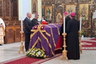 premierul ilie bolojan la blaj pentru a aduce un omagiu cardinalului lucian muresan presedintele nicusor dan va participa doar la funeralii 68d7ea0410230