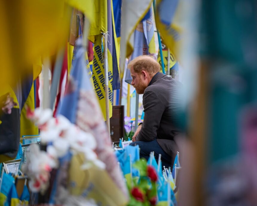 Prințul Harry aduce un omagiu victimelor războiului din Ucraina cu o vizită neașteptată la Kiev 1 prince harry lays wreath to ukrainian war dead on surprise visit to kyiv 68c4d1ff89cce