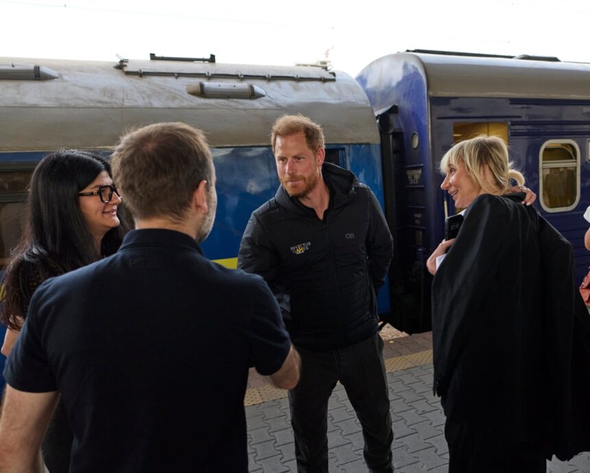 Prințul Harry efectuează o vizită neașteptată în Ucraina, promițând sprijin pentru miile de răniți în conflict 1 prince harry makes surprise visit to ukraine pledging support for thousands injured in war 68c3d0785cd5c
