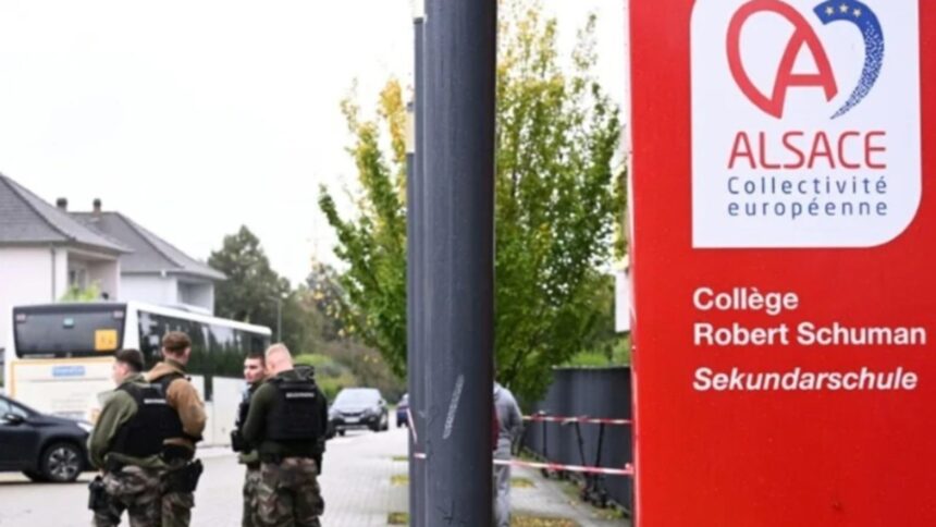 profesoara de muzica atacata cu cutitul intr o clasa agresorul un elev de 14 ani in stare grava dupa ce s a ranit singur 68d40cea16385